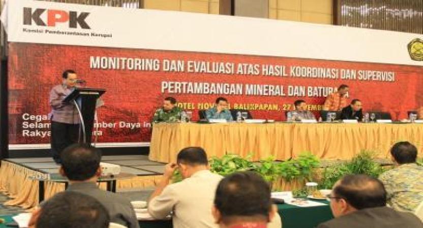 {"id":74,"kategori_id":1,"title":"Kaltim Proaktif Dukung Korsup Pertambangan KPK","slug":"kaltim-proaktif-dukung-korsup-pertambangan-kpk","image":"1733228306.55medium_56OPENING - MEETING PERTAMBANGAN KPK.jpg","body":"<p style=\"margin-right: 0px; margin-bottom: 0px; margin-left: 0px; padding: 0px; line-height: unset; font-size: 15px; color: rgb(102, 102, 102); font-family: Arial, sans-serif; text-align: justify;\"><span style=\"margin: 0px; padding: 0px; font-weight: 700;\">Kaltim Proaktif Dukung Korsup Pertambangan KPK<\/span><\/p><p style=\"margin-right: 0px; margin-bottom: 0px; margin-left: 0px; padding: 0px; line-height: unset; font-size: 15px; color: rgb(102, 102, 102); font-family: Arial, sans-serif; text-align: justify;\">&nbsp;<\/p><p style=\"margin-right: 0px; margin-bottom: 0px; margin-left: 0px; padding: 0px; line-height: unset; font-size: 15px; color: rgb(102, 102, 102); font-family: Arial, sans-serif; text-align: justify;\"><span style=\"margin: 0px; padding: 0px; font-weight: 700;\">BALIKPAPAN -&nbsp;<\/span>Pemprov Kaltim proaktif mendukung upaya Komisi Pemberantasan Korupsi (KPK) dalam melakukan koordinasi dan supervisi (Korsup) pertambangan mineral dan batu bara dalam upaya pencegahan tindak korupsi pada sektor tersebut.<\/p><p style=\"margin-right: 0px; margin-bottom: 0px; margin-left: 0px; padding: 0px; line-height: unset; font-size: 15px; color: rgb(102, 102, 102); font-family: Arial, sans-serif; text-align: justify;\">\u201cSebelum KPK melakukan Korsup pengelolaan pertambangan, Pemprov Kaltim pada 2012 dan 2013 telah mengeluarkan surat penghentian sementara atau moratorium izin usaha tambang (IUP),\u201d sebut Wakil Gubernur Kaltim HM Mukmin Faisyal HP saat memaparkan progress implementasi lima sasaran rencana aksi Korsup pertambangan pada kegiatan Monitoring dan Evaluasi Hasil Korsup Pertambangan Mineral dan Batubara yang diselenggarakan KPK di Hotel Novotel, Kamis (27\/11).<\/p><p style=\"margin-right: 0px; margin-bottom: 0px; margin-left: 0px; padding: 0px; line-height: unset; font-size: 15px; color: rgb(102, 102, 102); font-family: Arial, sans-serif; text-align: justify;\">Pada kegiatan yang dihadiri para gubernur dan bupati se-Kalimantan, Mukmin mengatakan, Pemprov Kaltim melalui surat bernomor 540\/3433\/EK tanggal 26 April 2012 meminta bupati dan walikota saat itu untuk melakukan penghentian sementara izin usaha pertambangan baru. Bahkan setahun kemudian, gubernur mengeluarkan keputusan tentang moratorium ijin usaha pertambangan dikarenakan banyaknya persoalan di sektor tersebut.<\/p><p style=\"margin-right: 0px; margin-bottom: 0px; margin-left: 0px; padding: 0px; line-height: unset; font-size: 15px; color: rgb(102, 102, 102); font-family: Arial, sans-serif; text-align: justify;\">\u201cBanyak persoalan sosial yang muncul dan terjadi banyak tumpang tindih perijinan dan lahan,\u201d tegas Mukmin.<\/p><p style=\"margin-right: 0px; margin-bottom: 0px; margin-left: 0px; padding: 0px; line-height: unset; font-size: 15px; color: rgb(102, 102, 102); font-family: Arial, sans-serif; text-align: justify;\">Upaya-upaya yang dilakukan Pemprov Kaltim setelah Korsup pertambangan, diantaranya melakukan sosialisasi sertifikat Clear and Clean (CnC) sebagai syarat pelaku usaha pertambangan dapat melakukan ekspor batu bara, rekonsiliasi jumlah IUP di Kaltim dan pemrosesannya hingga IUP yang belum CnC menjadi CnC.<\/p><p style=\"margin-right: 0px; margin-bottom: 0px; margin-left: 0px; padding: 0px; line-height: unset; font-size: 15px; color: rgb(102, 102, 102); font-family: Arial, sans-serif; text-align: justify;\">\u201cYang terakhir adalah menyelesaikan permasalahan tumpang tindih IUP,\u201d ujar Mukmin.<\/p><p style=\"margin-right: 0px; margin-bottom: 0px; margin-left: 0px; padding: 0px; line-height: unset; font-size: 15px; color: rgb(102, 102, 102); font-family: Arial, sans-serif; text-align: justify;\">Dia menjelaskan, di Kaltim terdapat 516 perusahaan yang mengantongi IUP ekplorasi dengan luasan lahan 2.007.146,17 ha tersebar di delapan kabupaten\/kota di Kaltim. Sementara untuk&nbsp; IUP&nbsp; operasi&nbsp; produksi sebanyak 506 IUP dengan luasan mencapai&nbsp; 925.619.333 ha. IUP terbanyak dikeluarkan Kutai Kartanegara dengan 388 IUP, disusul Kutai Timur 131 IUP.<\/p><p style=\"margin-right: 0px; margin-bottom: 0px; margin-left: 0px; padding: 0px; line-height: unset; font-size: 15px; color: rgb(102, 102, 102); font-family: Arial, sans-serif; text-align: justify;\">\u201cSecara keseluruhan saat ini terdapat 959 IUP. Jumlah ini berkurang dari sebelumnya yang mencapai 1258 IUP. Dari jumlah itu 34 IUP dicabut, sisanya karena masa berlakunya berakhir,\u201d kata Mukmin.<\/p><p style=\"margin-right: 0px; margin-bottom: 0px; margin-left: 0px; padding: 0px; line-height: unset; font-size: 15px; color: rgb(102, 102, 102); font-family: Arial, sans-serif; text-align: justify;\">Pimpinan KPK Adnan Pandu Praja mengatakan, koordinasi&nbsp; dan supervisi pertambangan mineral dan batu bara menjadi bagian dari upaya pencegahan terhadap pengelolaan pertambangan&nbsp; yang dinilai masih&nbsp; terjadi penyimpangan karena ketidakpatuhan&nbsp; pada ketentuan yang berlaku dan berpotensi menyebabkan tindak pidana korupsi.<\/p><p style=\"margin-right: 0px; margin-bottom: 0px; margin-left: 0px; padding: 0px; line-height: unset; font-size: 15px; color: rgb(102, 102, 102); font-family: Arial, sans-serif; text-align: justify;\">\u201cKami melakukan penataan pada semua aspek sehingga ke depan pengelolaan pertambangan lebih baik lagi. Terlebih pada 2015 mendatang, pasar global mulai berjalan, kalau tidak kita tata dan tertibkan kita akan repot,\u201d kata Adnan.<\/p><p style=\"margin-right: 0px; margin-bottom: 0px; margin-left: 0px; padding: 0px; line-height: unset; font-size: 15px; color: rgb(102, 102, 102); font-family: Arial, sans-serif; text-align: justify;\">Koordinasi dan supervisi yang dilakukan KPK mulai dari penataan IUP, pelaksanaan kewajiban keuangan pelaku usaha pertambangan dan pelaksanaan pengawasan produksi. Selain itu, pada pelaksanaan pengolahan hasil tambang\/minerba hingga pelaksanaan pengawasan penjualan dan pengapalan.<\/p><p style=\"margin-right: 0px; margin-bottom: 0px; margin-left: 0px; padding: 0px; line-height: unset; font-size: 15px; color: rgb(102, 102, 102); font-family: Arial, sans-serif; text-align: justify;\">\u201cTidak hanya pertambangan, KPK selanjutnya akan melakukan supervisi dan koordinasi pada sektor migas dan perkebunan,\u201d sebutnya.&nbsp;<\/p><p style=\"margin-right: 0px; margin-bottom: 0px; margin-left: 0px; padding: 0px; line-height: unset; font-size: 15px; color: rgb(102, 102, 102); font-family: Arial, sans-serif; text-align: justify;\"><span style=\"margin: 0px; padding: 0px; font-weight: 700;\">SUMBER : HUMAS PROV. KALTIM<\/span><\/p>","date":"2014-12-01","status":"Publish","user_id":2,"created_at":"2024-12-03T12:18:26.000000Z","updated_at":"2024-12-03T12:18:26.000000Z","kategoris":{"id":1,"title":"Berita Utama","slug":"berita-utama","created_at":"2024-12-03T09:25:37.000000Z","updated_at":"2024-12-03T09:25:37.000000Z"},"postviews":[{"id":53,"post_id":74,"ip":"66.249.64.37","created_at":"2024-12-07T10:47:15.000000Z","updated_at":"2024-12-07T10:47:15.000000Z"},{"id":234,"post_id":74,"ip":"66.249.66.78","created_at":"2024-12-07T14:59:24.000000Z","updated_at":"2024-12-07T14:59:24.000000Z"},{"id":463,"post_id":74,"ip":"66.249.64.38","created_at":"2024-12-10T07:02:17.000000Z","updated_at":"2024-12-10T07:02:17.000000Z"},{"id":568,"post_id":74,"ip":"103.154.125.20","created_at":"2024-12-10T08:57:42.000000Z","updated_at":"2024-12-10T08:57:42.000000Z"},{"id":579,"post_id":74,"ip":"66.249.64.36","created_at":"2024-12-10T09:11:37.000000Z","updated_at":"2024-12-10T09:11:37.000000Z"},{"id":684,"post_id":74,"ip":"114.122.231.23","created_at":"2024-12-10T14:30:38.000000Z","updated_at":"2024-12-10T14:30:38.000000Z"},{"id":858,"post_id":74,"ip":"3.217.82.254","created_at":"2024-12-11T00:25:08.000000Z","updated_at":"2024-12-11T00:25:08.000000Z"},{"id":924,"post_id":74,"ip":"72.14.201.145","created_at":"2024-12-11T11:13:57.000000Z","updated_at":"2024-12-11T11:13:57.000000Z"},{"id":970,"post_id":74,"ip":"66.249.73.227","created_at":"2024-12-12T08:32:44.000000Z","updated_at":"2024-12-12T08:32:44.000000Z"},{"id":984,"post_id":74,"ip":"66.249.69.134","created_at":"2024-12-12T18:56:05.000000Z","updated_at":"2024-12-12T18:56:05.000000Z"},{"id":1629,"post_id":74,"ip":"66.249.66.79","created_at":"2025-01-02T00:08:01.000000Z","updated_at":"2025-01-02T00:08:01.000000Z"},{"id":1745,"post_id":74,"ip":"66.249.68.67","created_at":"2025-01-05T12:58:29.000000Z","updated_at":"2025-01-05T12:58:29.000000Z"},{"id":1891,"post_id":74,"ip":"66.249.79.3","created_at":"2025-01-05T20:40:09.000000Z","updated_at":"2025-01-05T20:40:09.000000Z"},{"id":2016,"post_id":74,"ip":"66.249.68.4","created_at":"2025-01-06T04:47:16.000000Z","updated_at":"2025-01-06T04:47:16.000000Z"},{"id":2102,"post_id":74,"ip":"66.249.69.132","created_at":"2025-01-06T16:50:40.000000Z","updated_at":"2025-01-06T16:50:40.000000Z"},{"id":2401,"post_id":74,"ip":"66.249.68.69","created_at":"2025-01-17T13:46:06.000000Z","updated_at":"2025-01-17T13:46:06.000000Z"},{"id":2634,"post_id":74,"ip":"34.226.89.140","created_at":"2025-01-18T04:02:48.000000Z","updated_at":"2025-01-18T04:02:48.000000Z"},{"id":2996,"post_id":74,"ip":"66.249.71.5","created_at":"2025-01-29T10:32:55.000000Z","updated_at":"2025-01-29T10:32:55.000000Z"},{"id":3077,"post_id":74,"ip":"66.249.71.6","created_at":"2025-02-01T08:31:35.000000Z","updated_at":"2025-02-01T08:31:35.000000Z"},{"id":3252,"post_id":74,"ip":"66.249.68.68","created_at":"2025-02-06T23:39:42.000000Z","updated_at":"2025-02-06T23:39:42.000000Z"},{"id":3580,"post_id":74,"ip":"47.128.59.245","created_at":"2025-02-20T15:05:21.000000Z","updated_at":"2025-02-20T15:05:21.000000Z"},{"id":3729,"post_id":74,"ip":"35.171.117.160","created_at":"2025-02-20T20:28:25.000000Z","updated_at":"2025-02-20T20:28:25.000000Z"},{"id":3822,"post_id":74,"ip":"72.14.201.131","created_at":"2025-02-25T09:05:31.000000Z","updated_at":"2025-02-25T09:05:31.000000Z"},{"id":3936,"post_id":74,"ip":"66.249.79.198","created_at":"2025-03-03T05:59:42.000000Z","updated_at":"2025-03-03T05:59:42.000000Z"},{"id":3975,"post_id":74,"ip":"66.249.69.68","created_at":"2025-03-04T10:09:12.000000Z","updated_at":"2025-03-04T10:09:12.000000Z"},{"id":4310,"post_id":74,"ip":"18.97.9.98","created_at":"2025-03-27T00:35:08.000000Z","updated_at":"2025-03-27T00:35:08.000000Z"},{"id":4384,"post_id":74,"ip":"66.249.69.66","created_at":"2025-03-28T03:55:01.000000Z","updated_at":"2025-03-28T03:55:01.000000Z"},{"id":4525,"post_id":74,"ip":"65.21.161.160","created_at":"2025-03-31T04:32:30.000000Z","updated_at":"2025-03-31T04:32:30.000000Z"},{"id":4699,"post_id":74,"ip":"50.19.221.48","created_at":"2025-04-04T12:10:37.000000Z","updated_at":"2025-04-04T12:10:37.000000Z"},{"id":5085,"post_id":74,"ip":"20.171.207.194","created_at":"2025-04-17T10:31:13.000000Z","updated_at":"2025-04-17T10:31:13.000000Z"},{"id":5521,"post_id":74,"ip":"18.97.9.97","created_at":"2025-04-24T18:21:45.000000Z","updated_at":"2025-04-24T18:21:45.000000Z"},{"id":5607,"post_id":74,"ip":"66.249.74.164","created_at":"2025-04-28T12:53:16.000000Z","updated_at":"2025-04-28T12:53:16.000000Z"},{"id":5850,"post_id":74,"ip":"36.85.35.15","created_at":"2025-05-05T07:12:20.000000Z","updated_at":"2025-05-05T07:12:20.000000Z"},{"id":5880,"post_id":74,"ip":"52.255.111.58","created_at":"2025-05-06T03:33:05.000000Z","updated_at":"2025-05-06T03:33:05.000000Z"},{"id":5883,"post_id":74,"ip":"20.42.10.187","created_at":"2025-05-06T04:08:40.000000Z","updated_at":"2025-05-06T04:08:40.000000Z"},{"id":5952,"post_id":74,"ip":"44.209.89.189","created_at":"2025-05-08T12:25:17.000000Z","updated_at":"2025-05-08T12:25:17.000000Z"},{"id":6569,"post_id":74,"ip":"20.171.207.7","created_at":"2025-05-30T22:25:01.000000Z","updated_at":"2025-05-30T22:25:01.000000Z"},{"id":6815,"post_id":74,"ip":"162.120.184.53","created_at":"2025-06-08T04:25:42.000000Z","updated_at":"2025-06-08T04:25:42.000000Z"},{"id":6829,"post_id":74,"ip":"100.24.167.60","created_at":"2025-06-08T12:38:38.000000Z","updated_at":"2025-06-08T12:38:38.000000Z"},{"id":7154,"post_id":74,"ip":"178.156.170.92","created_at":"2025-06-20T02:55:50.000000Z","updated_at":"2025-06-20T02:55:50.000000Z"},{"id":7188,"post_id":74,"ip":"216.73.217.6","created_at":"2025-06-21T04:38:35.000000Z","updated_at":"2025-06-21T04:38:35.000000Z"}]}